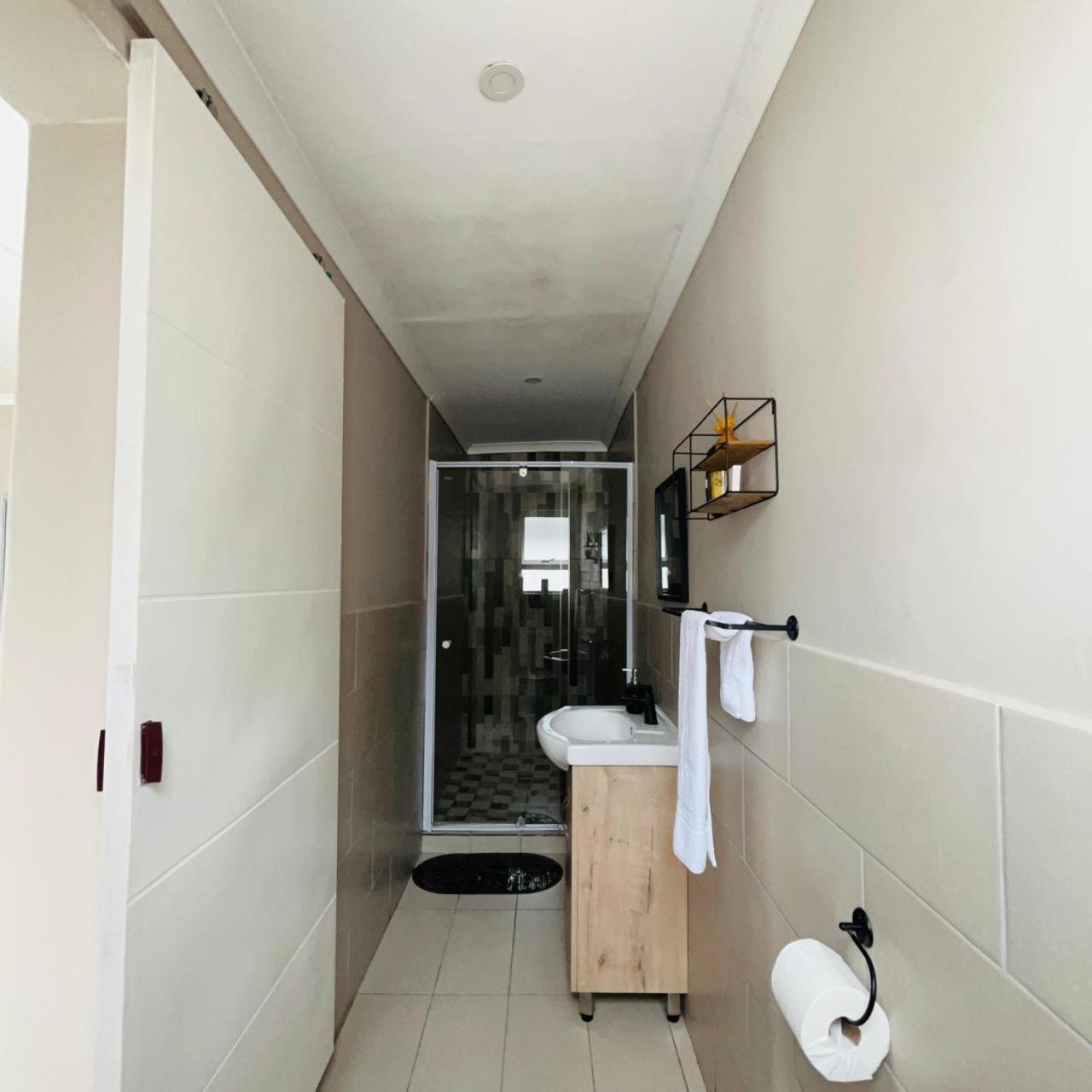 Hidden Bliss Guesthouse Ист-Лондон Экстерьер фото